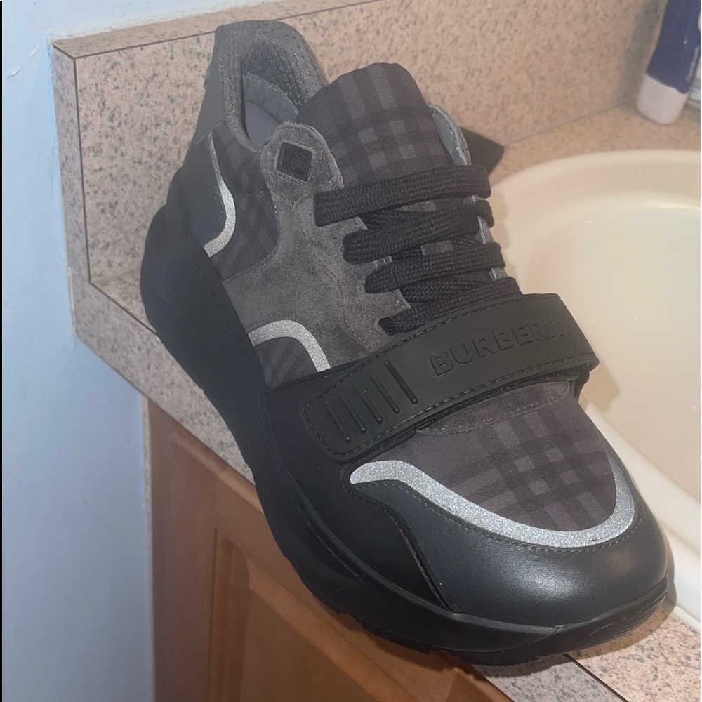 Burberry sneaker size 41 (8) worn 3 times like new